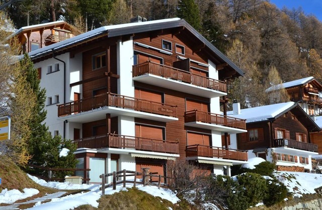 Outside : flat in Chandolin, for 2-4 persons, on the ground floor of an apartment house, terrace wit