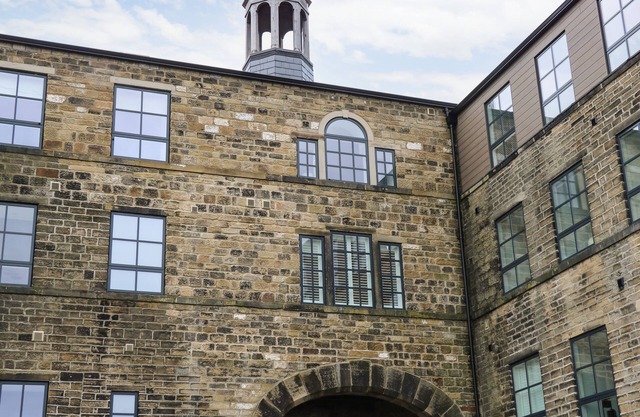 OVER THE ARCH, character holiday cottage in Haworth