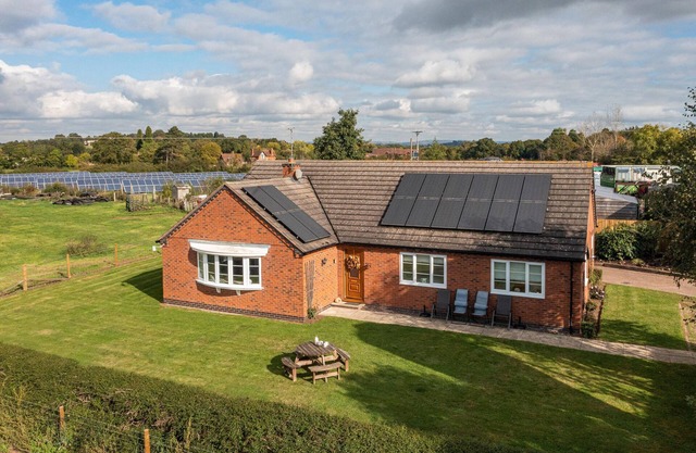 OVERBROOK, pet friendly, with open fire in Droitwich Spa