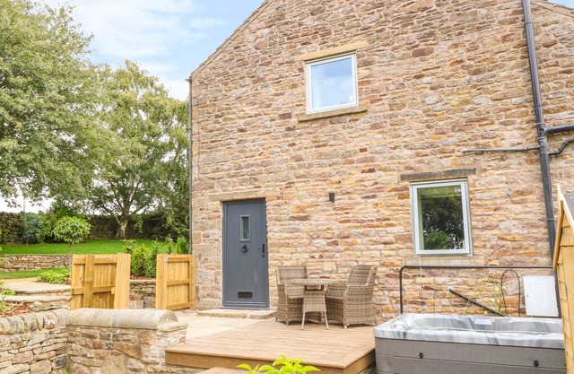 OVERLEA BARN, romantic, luxury holiday cottage in Hayfield
