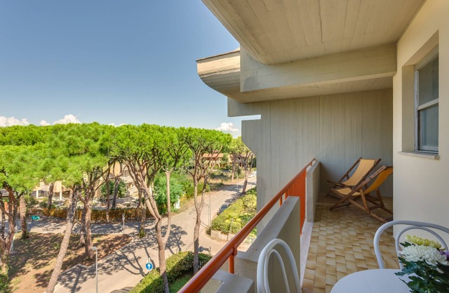 OVERSEAS APARTMENTS - TWO-ROOM APARTMENT WITH BALCONY 1
