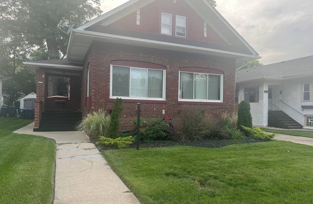OVERSIZED house located 20min ORD/MDW airports, 15min D/T Chg. 1min to I-290.