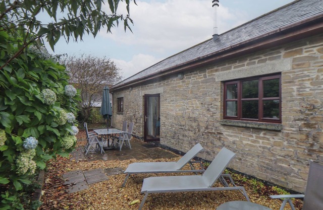 OWL COTTAGE, pet friendly, with open fire in Pelynt