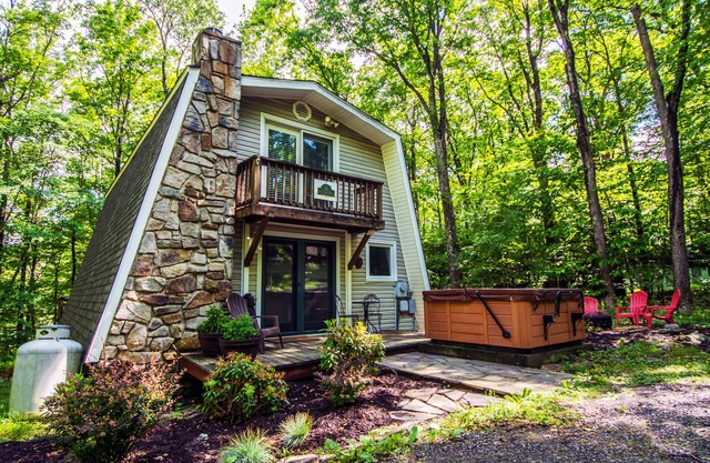 Owl's Retreat | Pet Friendly, Hot Tub, Lake!