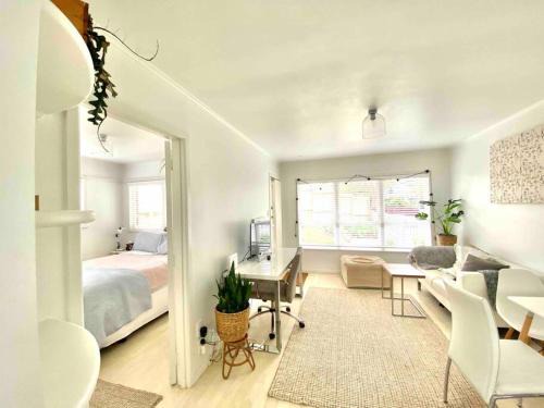 Own sunny quiet haven, own 1 bedroom house & garden with car park, central to Airport, CBD & Sylvia Park Mall