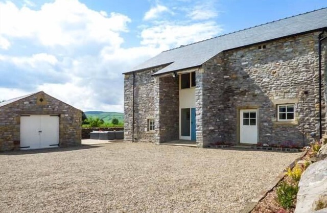OX HEY BARN, family friendly, luxury holiday cottage in Sawley