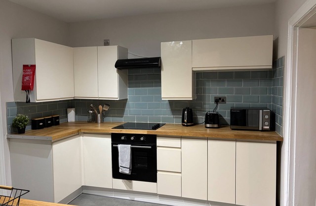 Oxford-House-Sleeps 7-Parking-Garden
