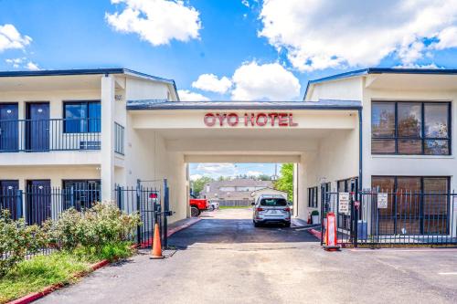 OYO Hotel Houston N Fm-1960 Champions TX