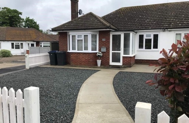 OYSTER BEACH COTTAGE - NEWLY REFURBISHED - 2 Bed Holiday Home