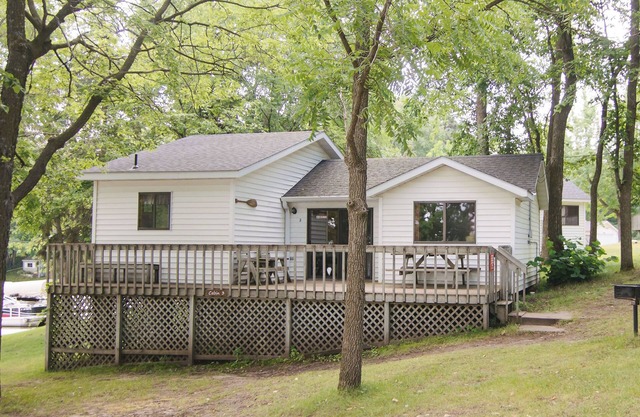 Paddle Inn, 3BR lakefront cabin on the Horseshoe Chain of Lakes in Richmond, MN