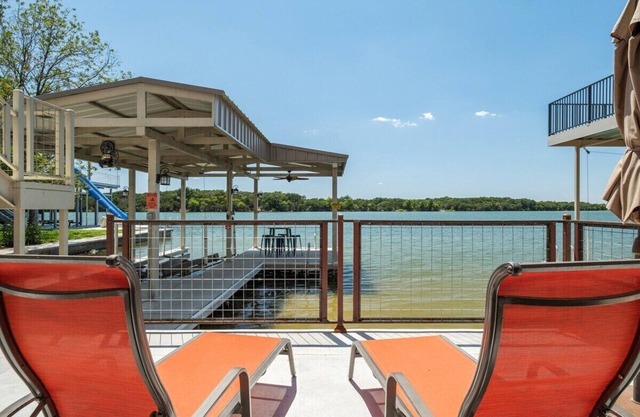 Paddle Time-Lakefront w/Game room & Water Toys