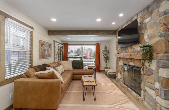 Paddler's Paradise: Serene Lake-Front Retreat in Lake Orion, MI