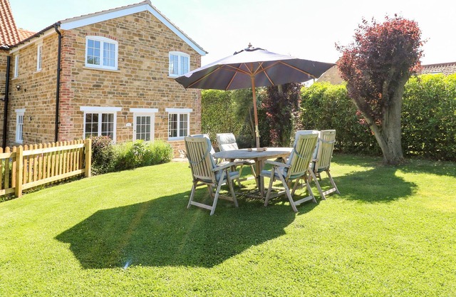PADDOCK VIEW COTTAGE, pet friendly, with a garden in Vale Of Belvoir