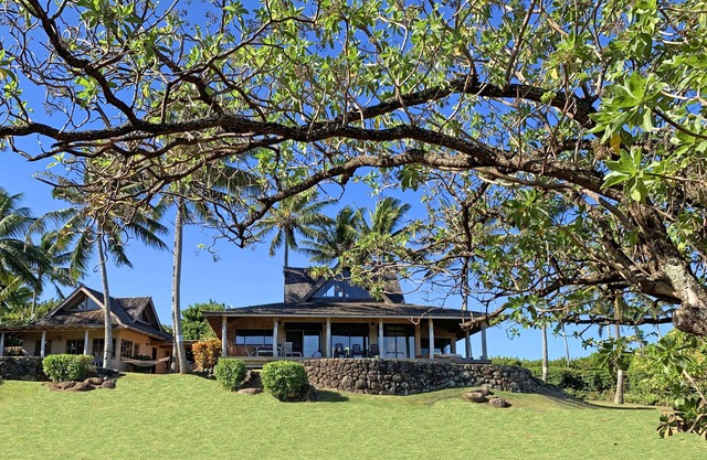 Paia beach house with huge ocean view and only one minute walk to Kuau beach