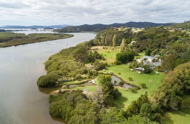 Paihia Waterfront Lodge, on the Waitangi River
