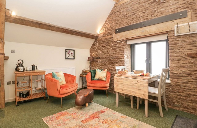 PALACE STUDIO, pet friendly, character holiday cottage in St Weonards