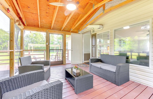 Palatka Hideaway w/Fireplace & Private Porch