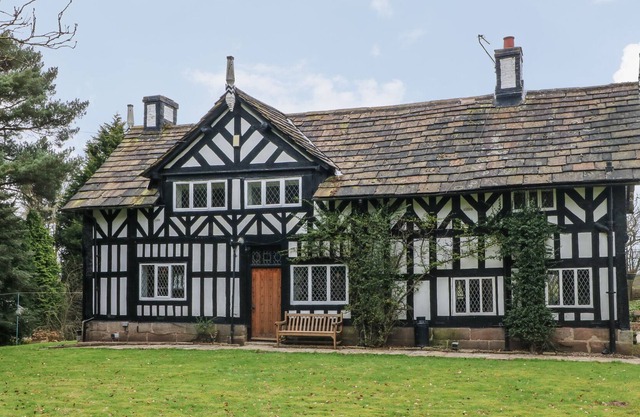 PALE FARM, family friendly, character holiday cottage in Macclesfield