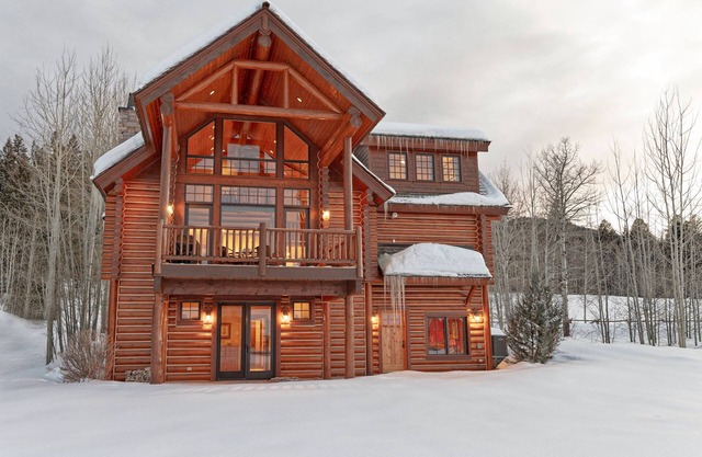 Pale Morning Dun Cabin Radiant Heat, Pool Table/Ping Pong, Hot Tub & Fire Pit