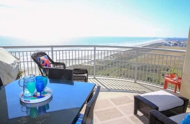 Palisade Palms, Cheerful, Modern Condo with Private Patio and Beachfront Access