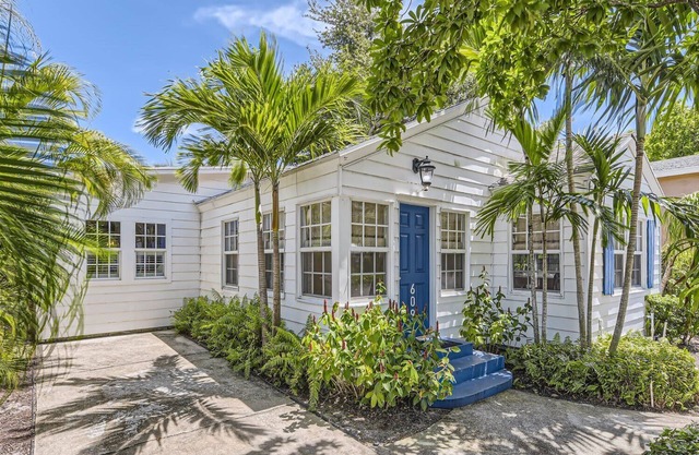 Palm Beach Oasis - Indulge in Garden Tranquility with Alfresco Dining