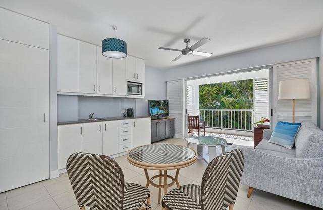 Palm Cove Paradise - Couples spa beach getaway