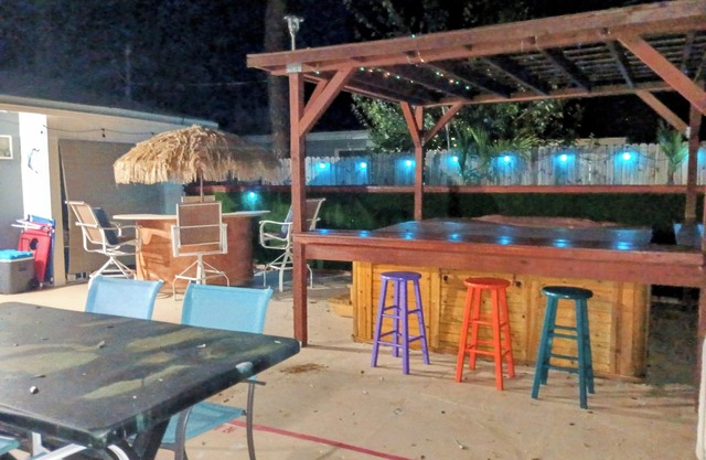 Palm Tree Paradise, 3 bed 3 baths, family & pets welcome few miles to Beaches