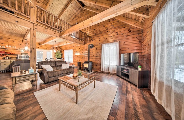 Panama Cabin on 36 Acres w/Hot Tub & Trails!