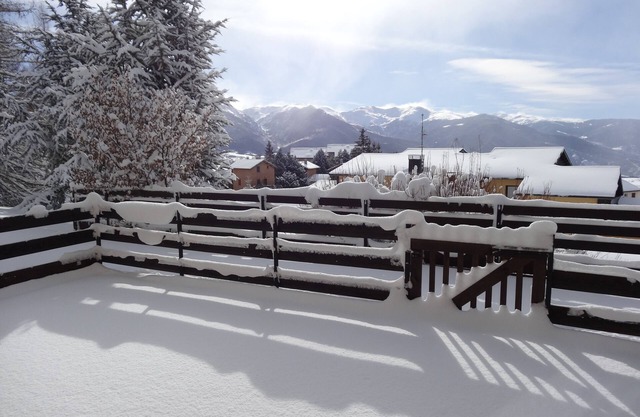 Panoramic and south-facing. 80 m2 terrace.
