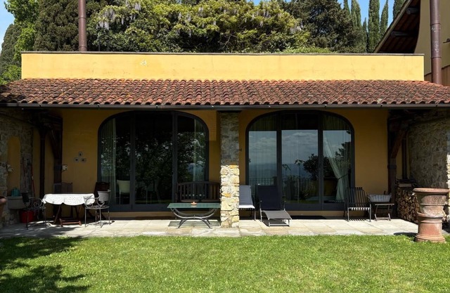 Panoramic apartment overlooking Florence, with garden, private loggia and car parking space