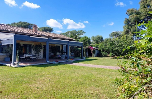 Panoramic cottage for 3 with private garden and swimmingpool