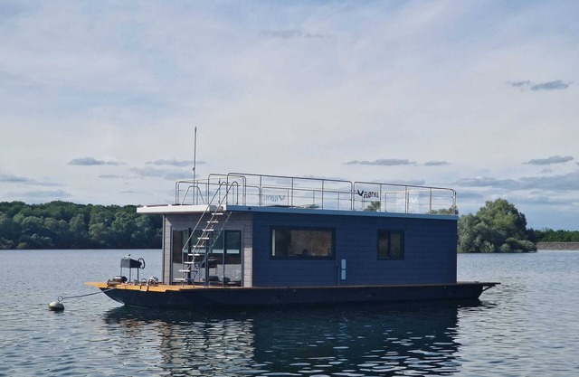 Panoramic electric boat, sail on the Lac du Der without a license. Nemours