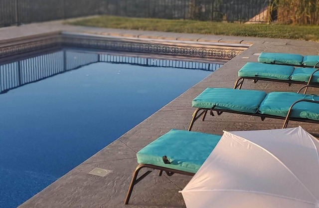 Panoramic Lakeview luxury Villa w/Heated Pool; private; near wineries/golf