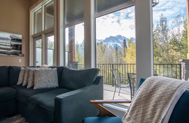 Panoramic Mountain View 5BD 4.5BA Townhouse, Hot Tub, Near DT Canmore, Parking