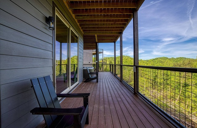 Panoramic Paradise 4 Bedroom Cabin by RedAwning