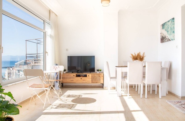 Panoramic Sea View Flat, 2 min to Beach