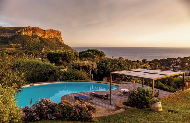 Panoramic view of the bay of Cassis, swimming pool, petanque, 4 bedrooms