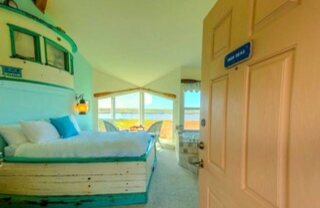 Panoramic views, 2-person soaking tub, Fireplace 2nd Floor