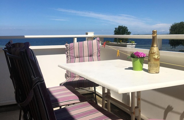 Panoramic views, 50m to the beach, unique feel-good atmosphere. Daily. Getting poss