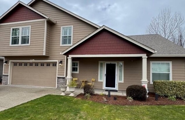 Par 4 Fabulous 4 bedroom next to Salem Oregon Golf Course, 6 miles to downtown.