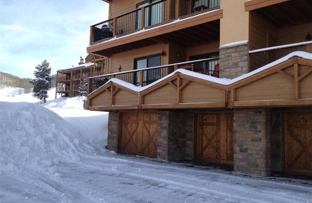 "Paradise" Condo, Ski In, Walk Out in Crested Butte , 2/2, Great Views, Hot Tub