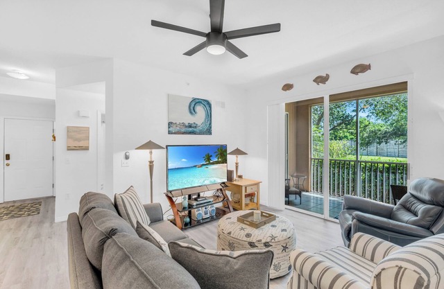 Paradise Found - 2 Bedroom, 2 Bath Luxury Condo with Pool, Hot tub, & Gym