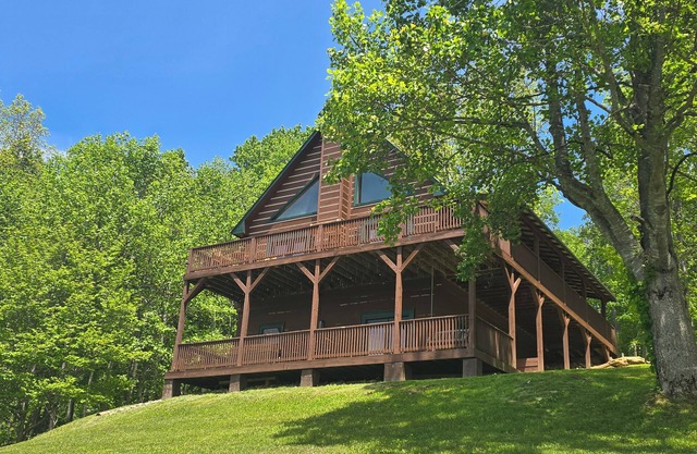 Paradise in the Mountains! Charming 3-bedroom cabin with amazing views!