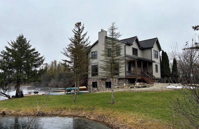 Paradise! Luxury 50-acre lakefront retreat. Swim, fish, kayak