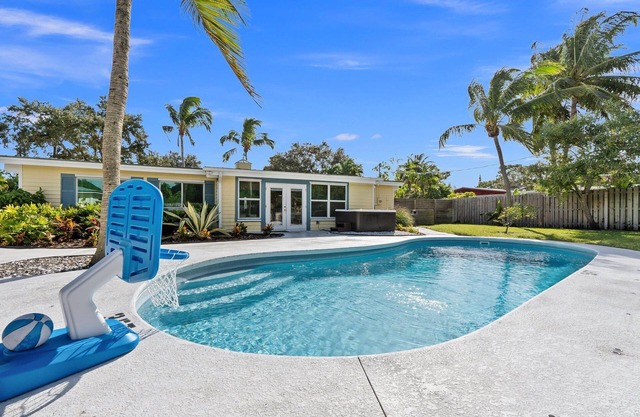 Paradise Palms, Private backyard w/Pool, Hot tub!