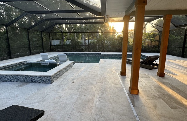 PARADISE POOL and SPA with full screen enclosure. 15 min from Anna Maria Island.