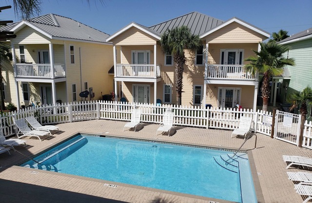 "Paradise Retreat" Pool, short walk to the beach!