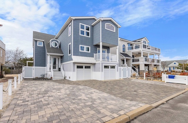 Paradise Surf City - Spacious 5BR Home W/Pool In Great Location!
