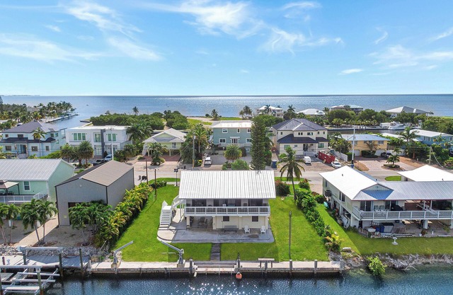 paradise with or without a Boat clean waterfront Beach Home