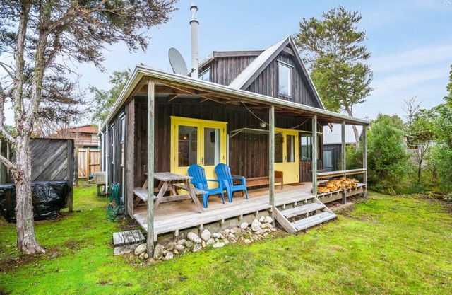 Parehopu Lake House - Taupo Holiday Home